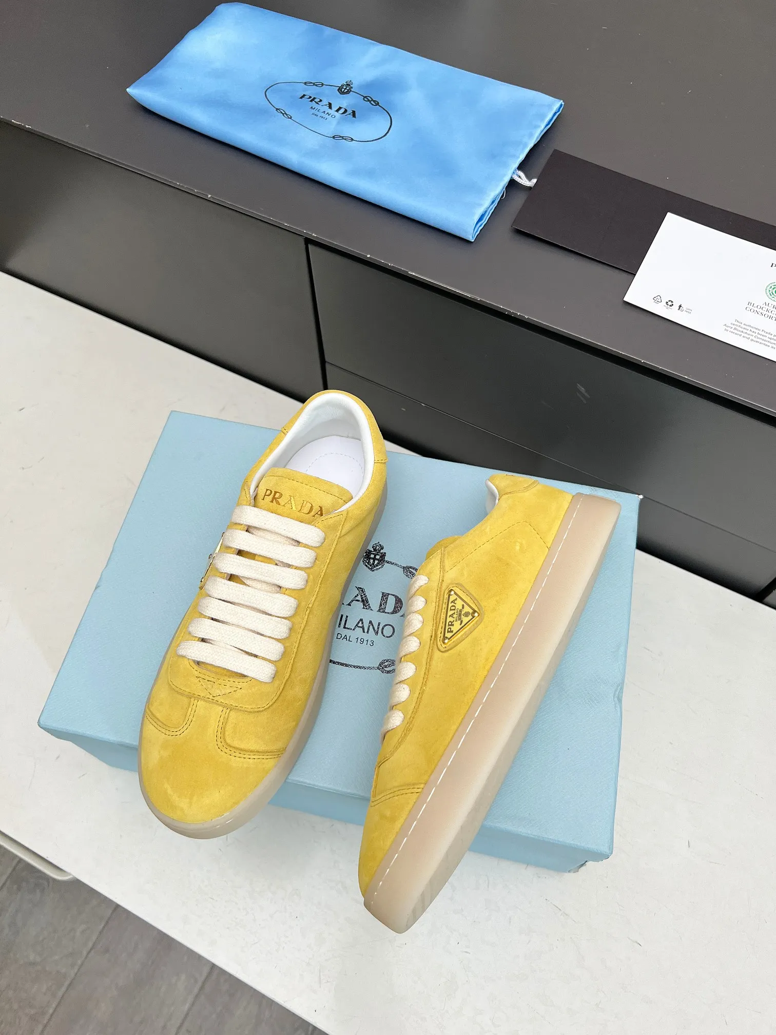 👟👟Ex-factory price 480👟👟 2024 Prada/Prada "couples" metal logo decorated Lane leather sneakers. This sneaker is fashionable and simple, showing the full integration of minimalist style and sports personality. Easy to wear and durable, artistic retro style. Leather material: original imported cowhide. Lining: sheepskin lining. Shoe logo: enamel-coated triangular metal logo. Size: 35-45 (female 41, male 45, custom-made, non-returnable).